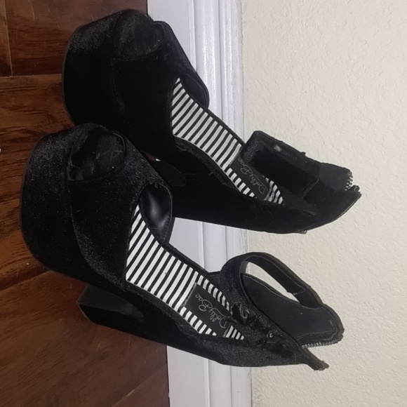 High Heels - Picture 1 of 2